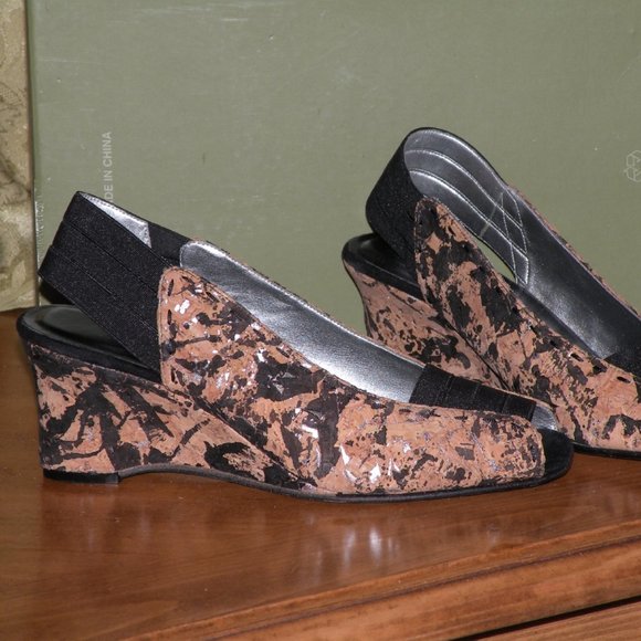 NEW DEZARIO Brown Cork Pattern Wedges sz 6 - Picture 1 of 2